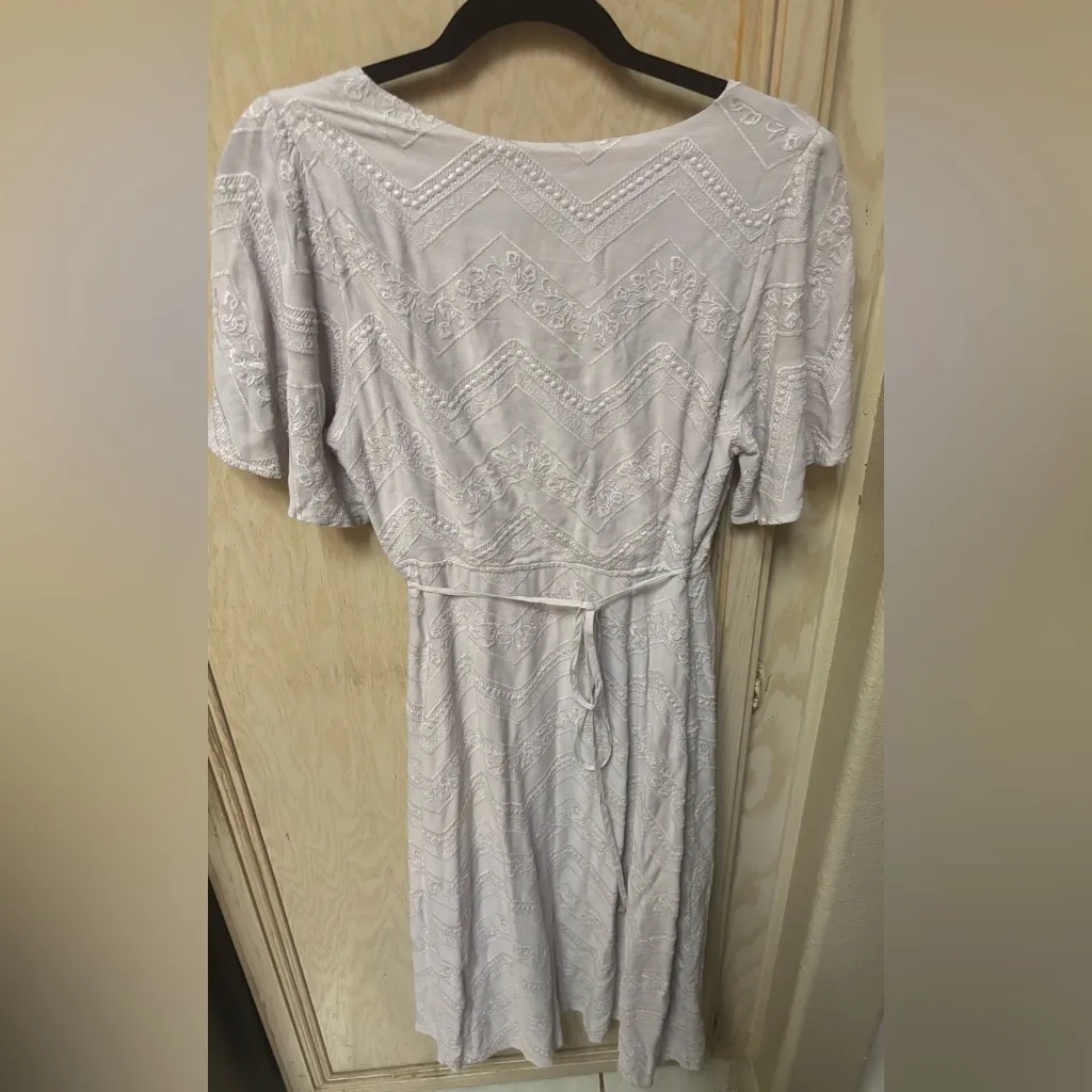 ASTR The Label Purple Lavender Embroidered Short Sleeve Wrap Dress Size Medium - Image 2