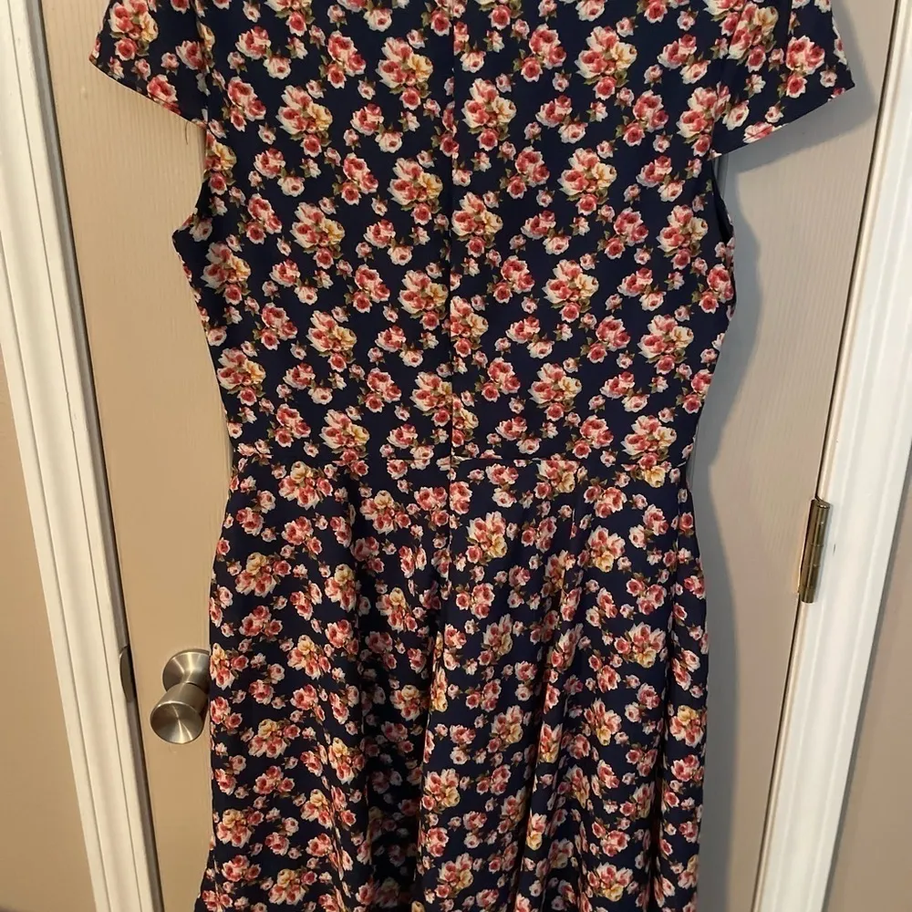 Betsey Johnson navy floral v-neck fitted flare skirt dress. - Image 10