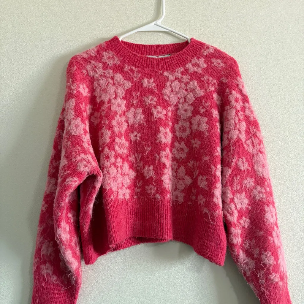Floral Jacquard Sweater Pink Floral Print Size Medium Cropped Fit lightweight - Image 3