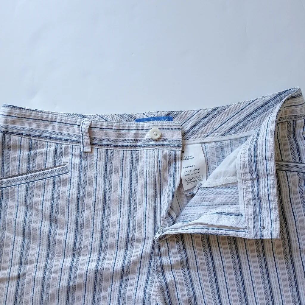Dockers Women’s Strip Shorts Size 10 - Image 4