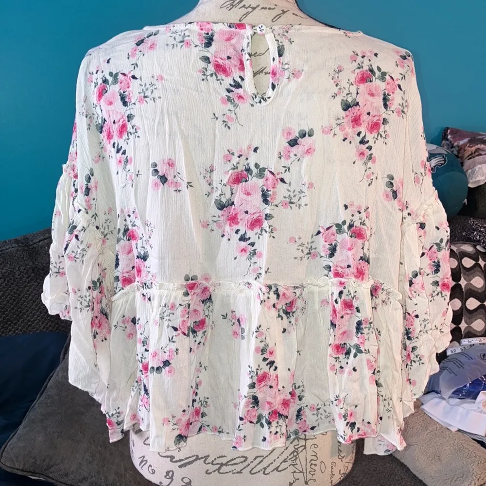 🎉 4 for $20 Mi Ami Floral Crop Top, Small - Image 5