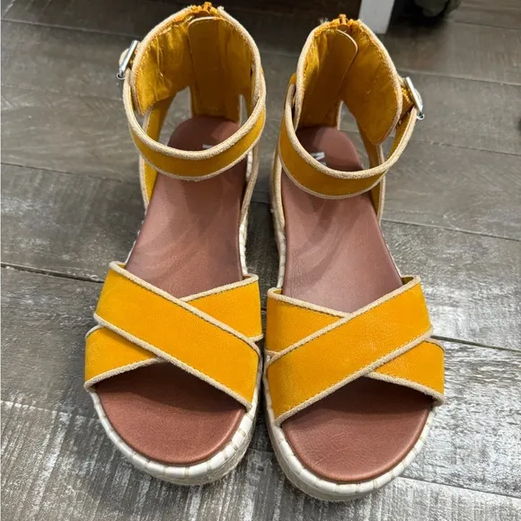 MIA NIB Women's Tonya Flat Espadrille Sandals Mustard Yellow Vita-B Size 6.5 - Image 2