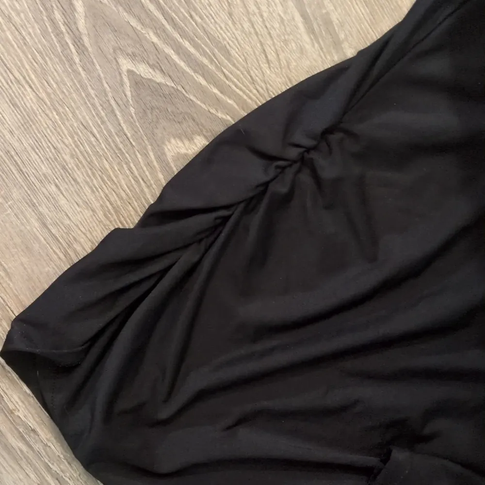 Calia by Carrie underwood pure black long sleeve rash guard size small - Image 4