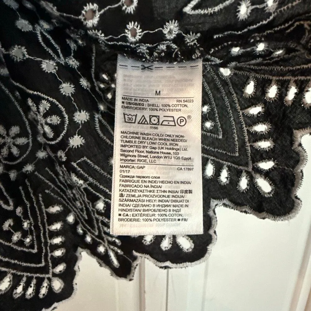 Gap black and white eyelet embroidered blouse size M - Image 5