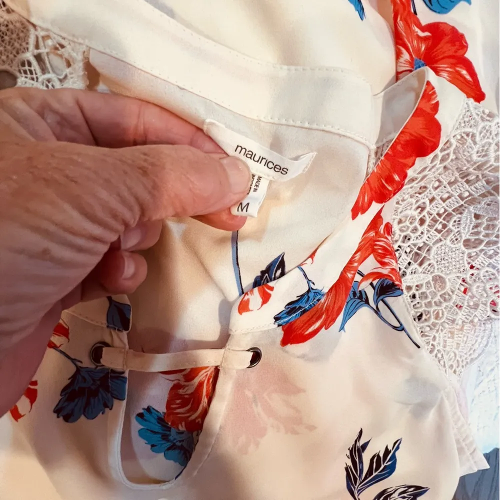 MAURICES sleeveless top blouse size medium floral lace - Image 5