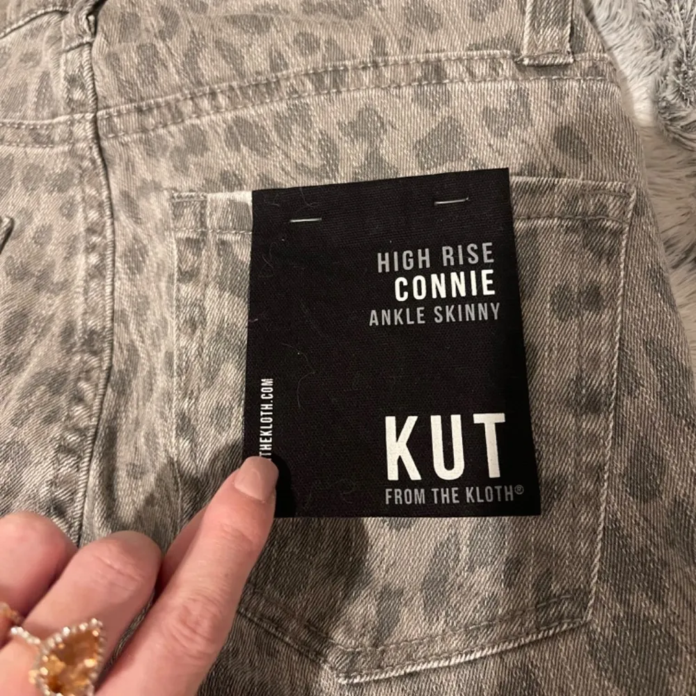 Kut From The Cloth NWT Charcoal Anomal Print Cut Off Jeans 00 - Image 9