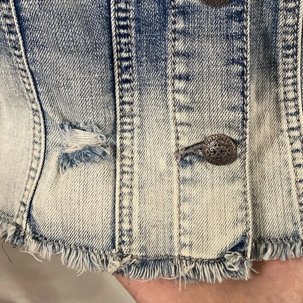 New Silver Jeans dip dye distressed light wash denim vest with fringe hem sz M - Image 8