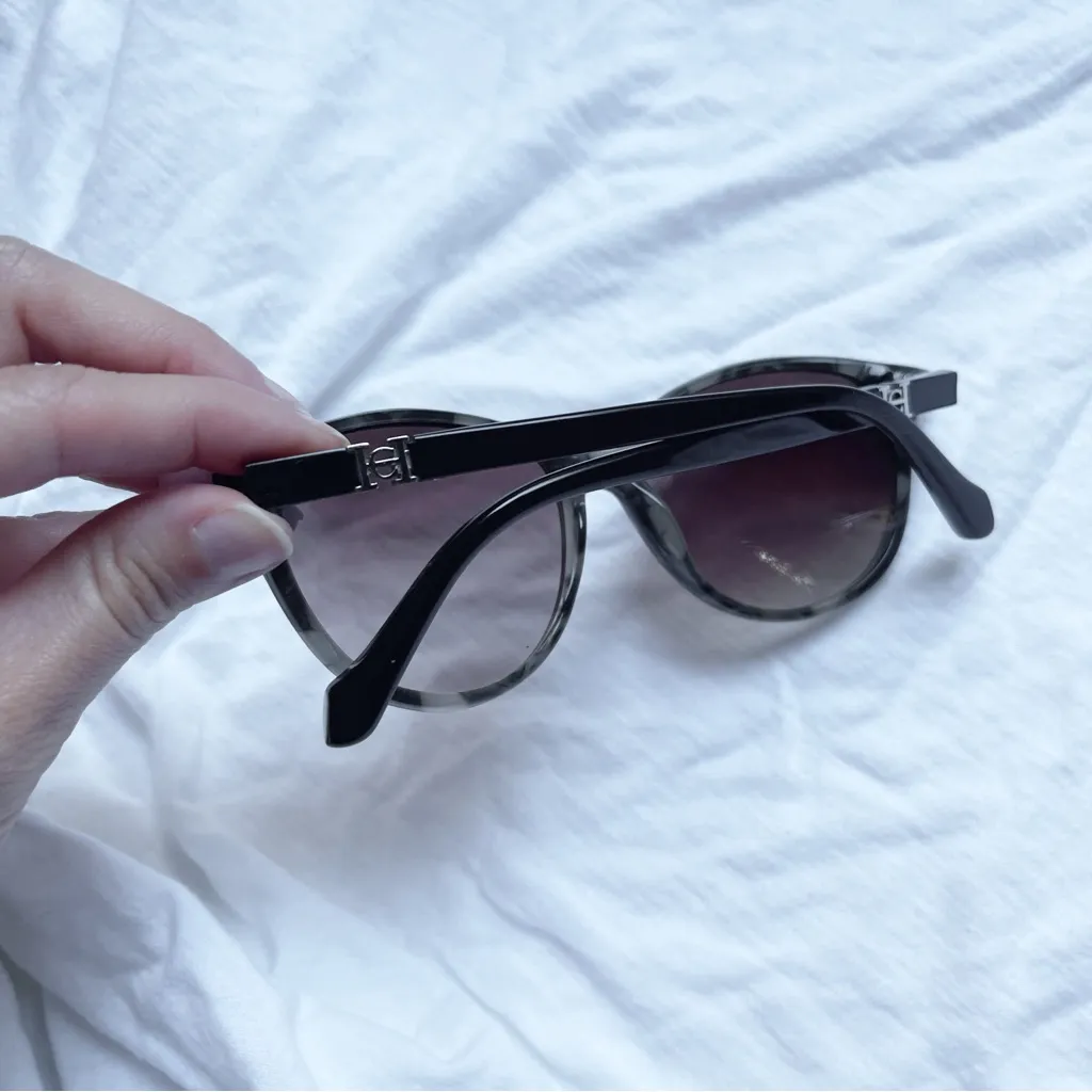 Carolina Herrera Tortoise Shell Sunglasses Sunnies Round Frame - Image 3