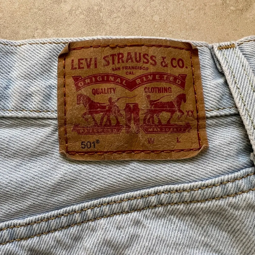 Levis Women's 501 Light Wash Denim Jean Shorts Size W30 - Image 4