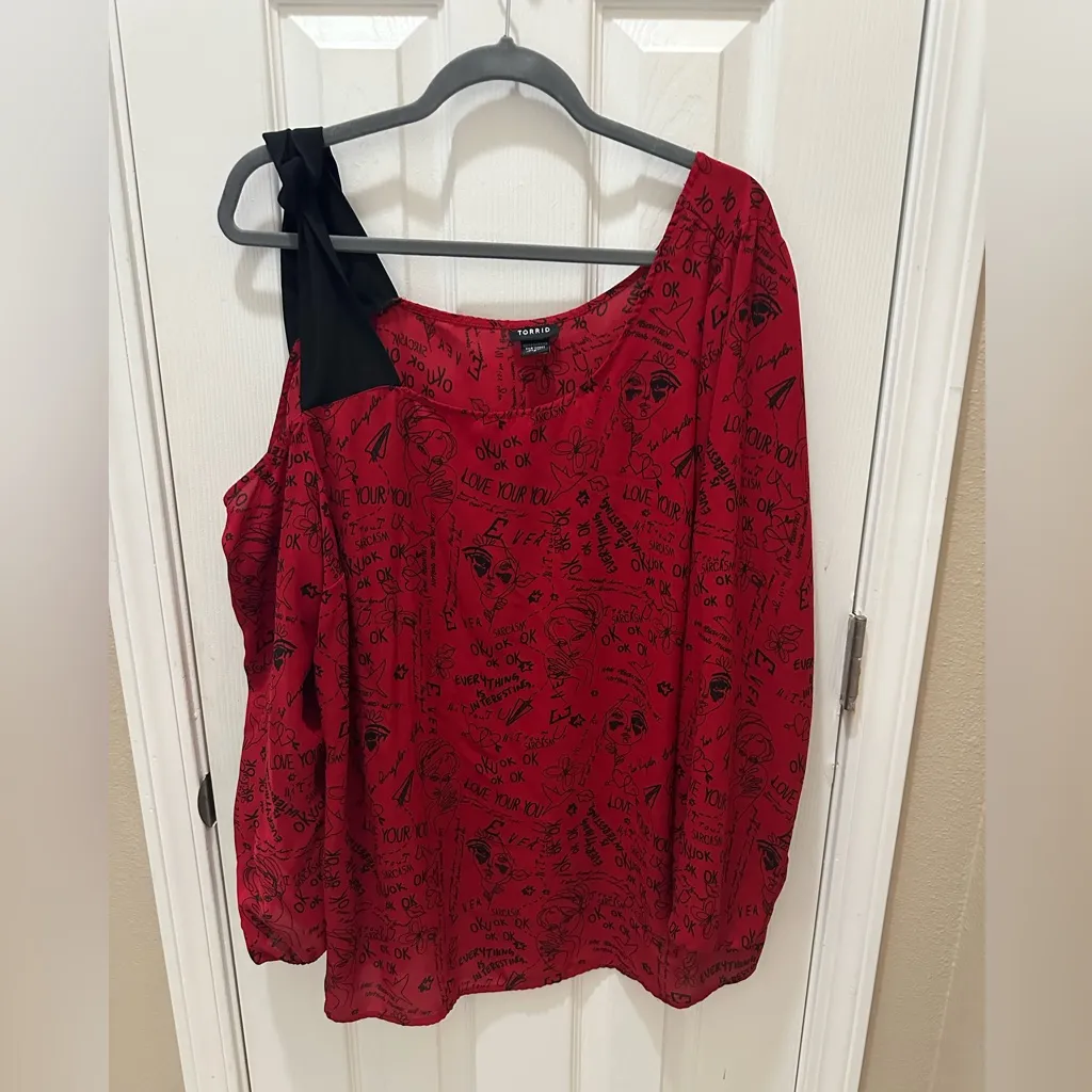 TORRID Verbiage Georgette Script Edge Print One Shoulder Bow tie blouse SZ 2X - Image 3