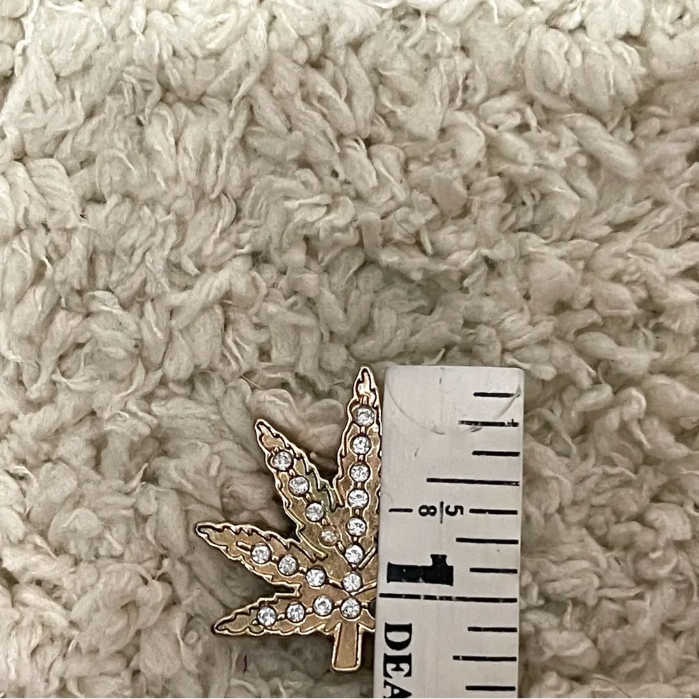 Jibbitz Gold Leaf Charm (croc charm) - Image 2