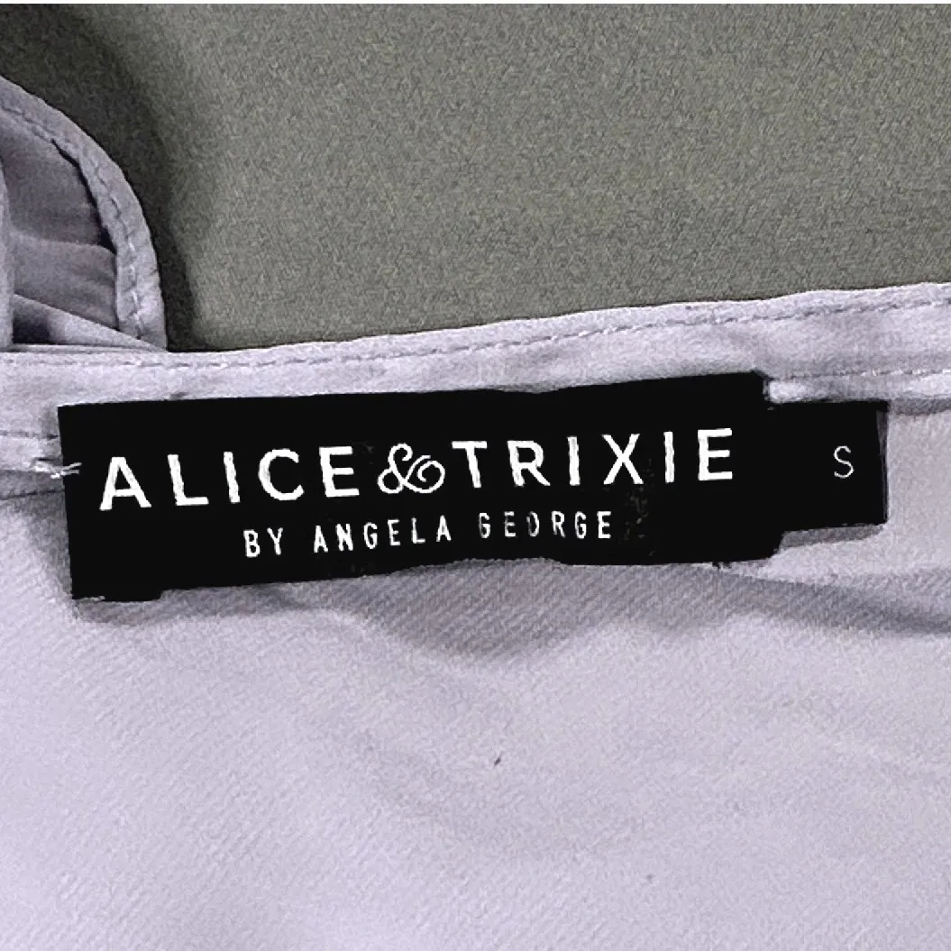 Alice & Trixie Lavender Cold Shoulder Boutique Ruffle‎ Bell Sleeve Top Small - Image 8