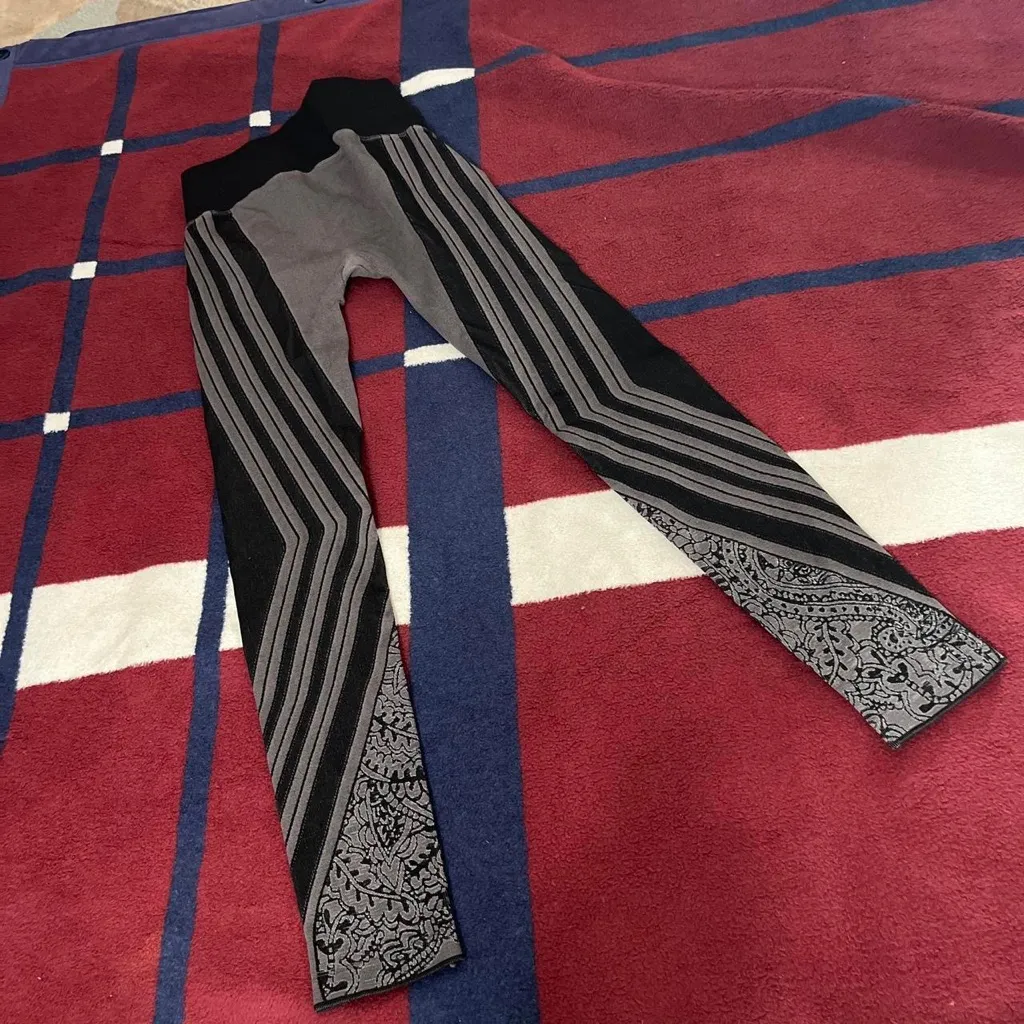 NUX Seamless Workout Yoga Gym Gray Pattern Leggings Size Small Compression Black - Image 3