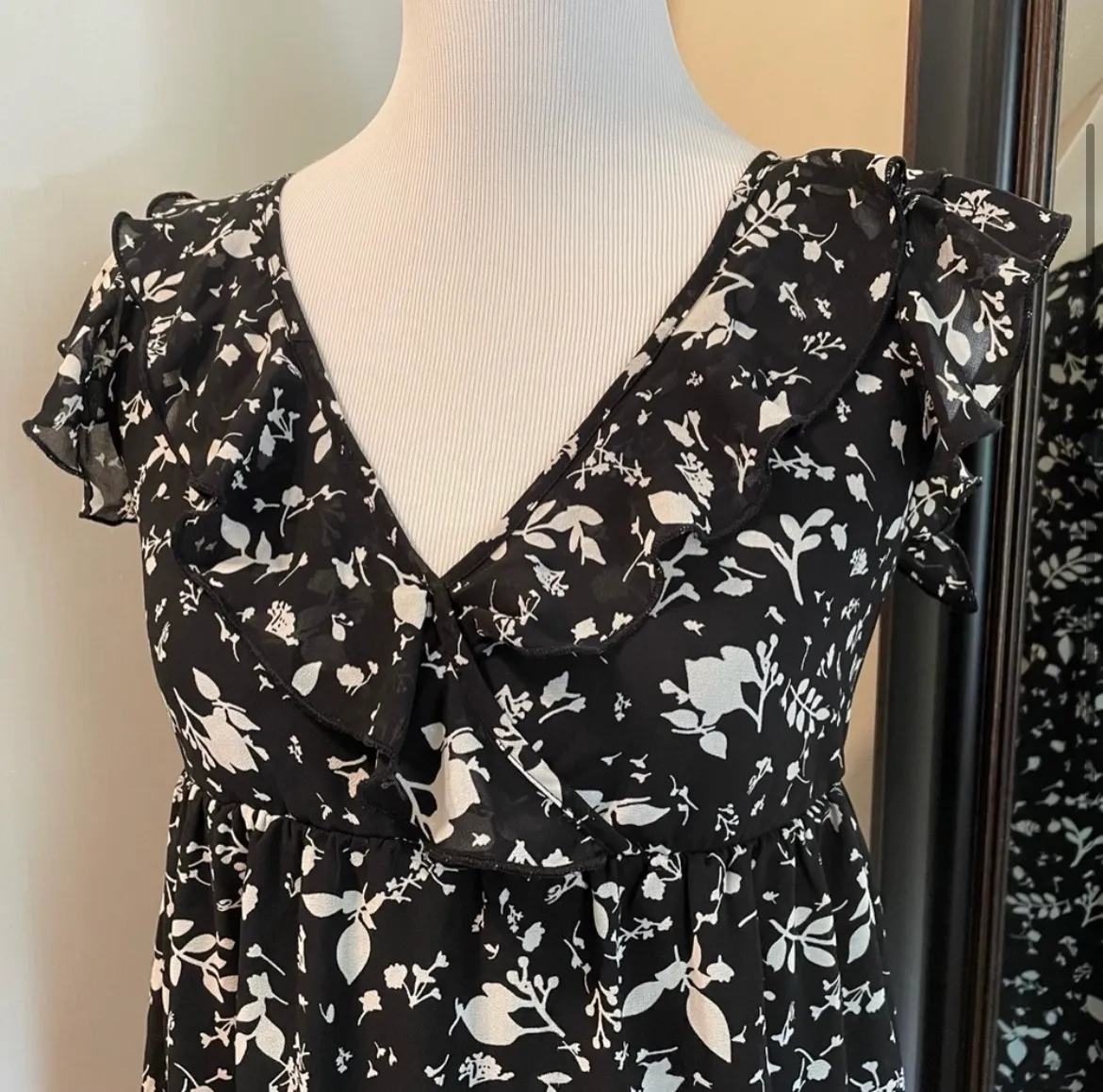XS Black Leaf Print Dress - Image 2