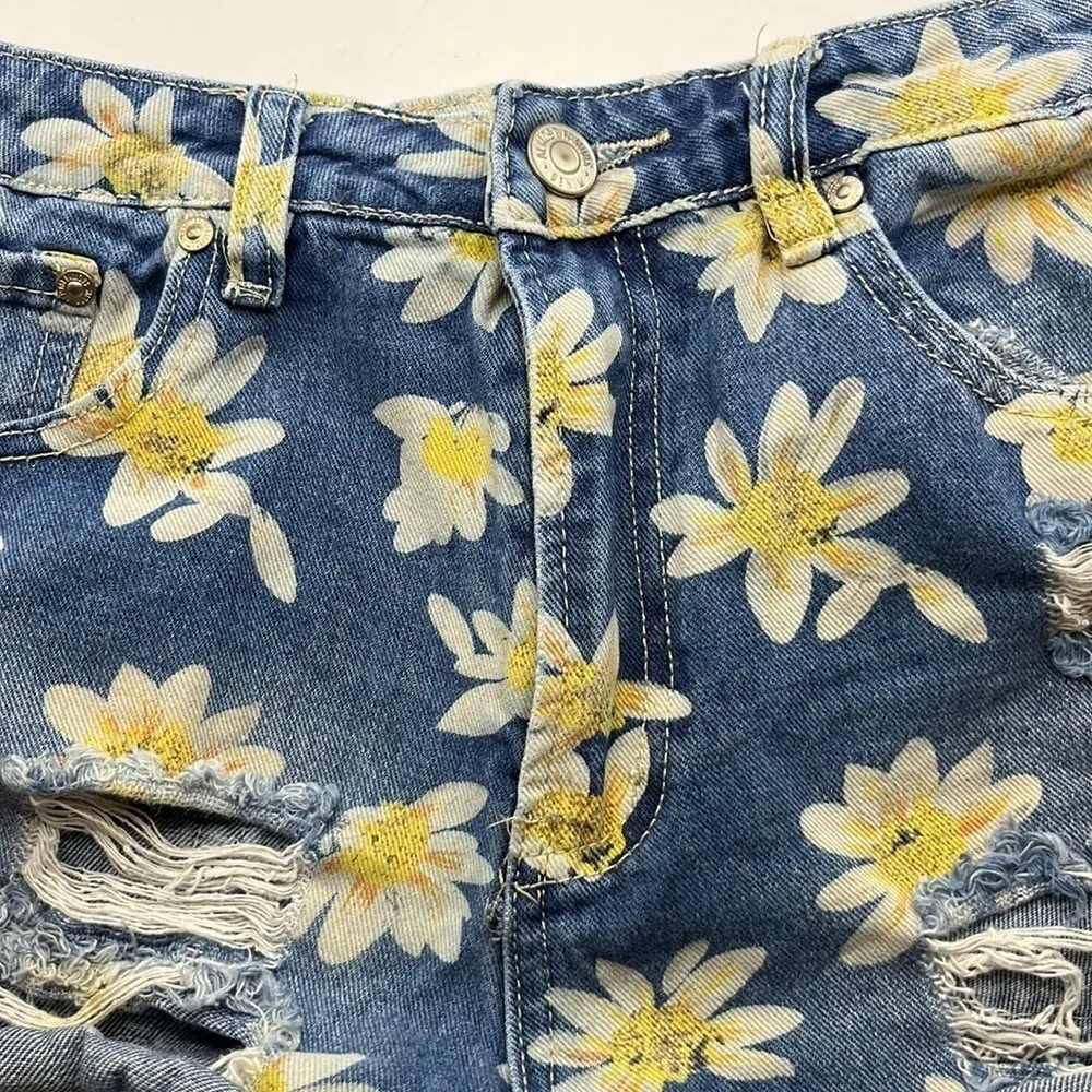 Almost Famous Daisies High Rise Shorts Size 5 - Image 12