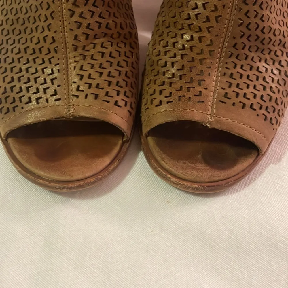 Vince Camuto Light Brown Heels Open Toe Open Heel Size 6 - Image 8