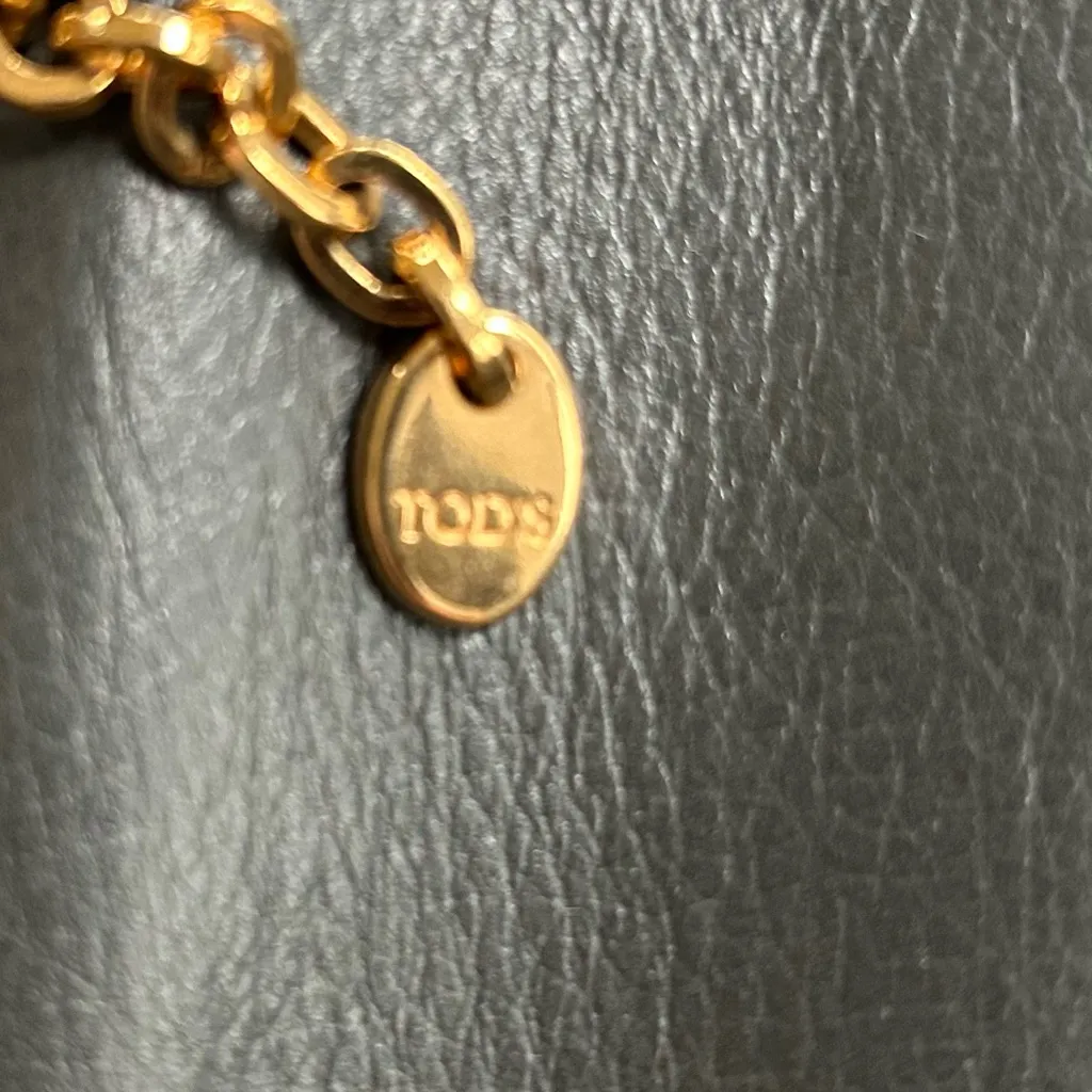 Tod’s heart charm bracelet in gold and brown leather. - Image 2