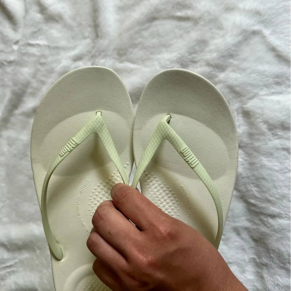 FitFlop Women's Iqushion Ergonomic Flip-Flops Size 7 - Image 9