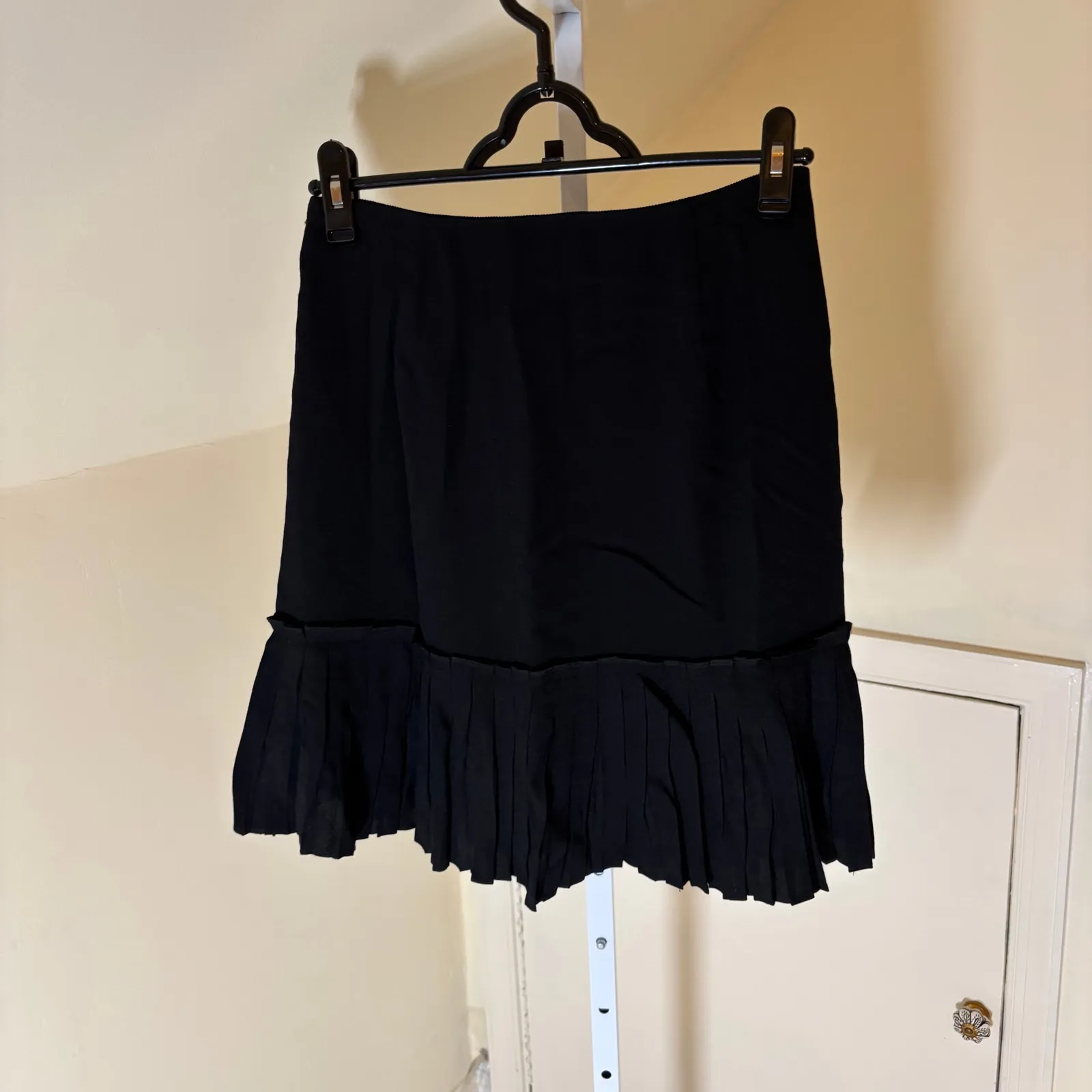 Kate Spade EUC Women's Black Pleated Flounce Mini Skirt Size 4 - Image 3