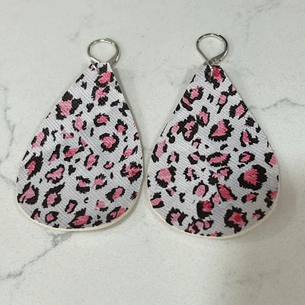 Super Cute Lightweight Pink Leopard Print Earrings - Image 5