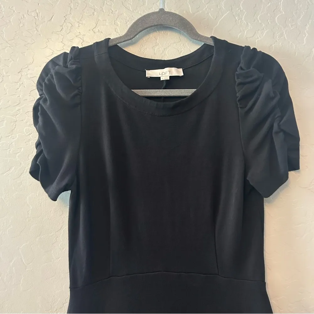 LOFT black short sleeve basic dress with ruched sleeves and circle skirt small - Image 2