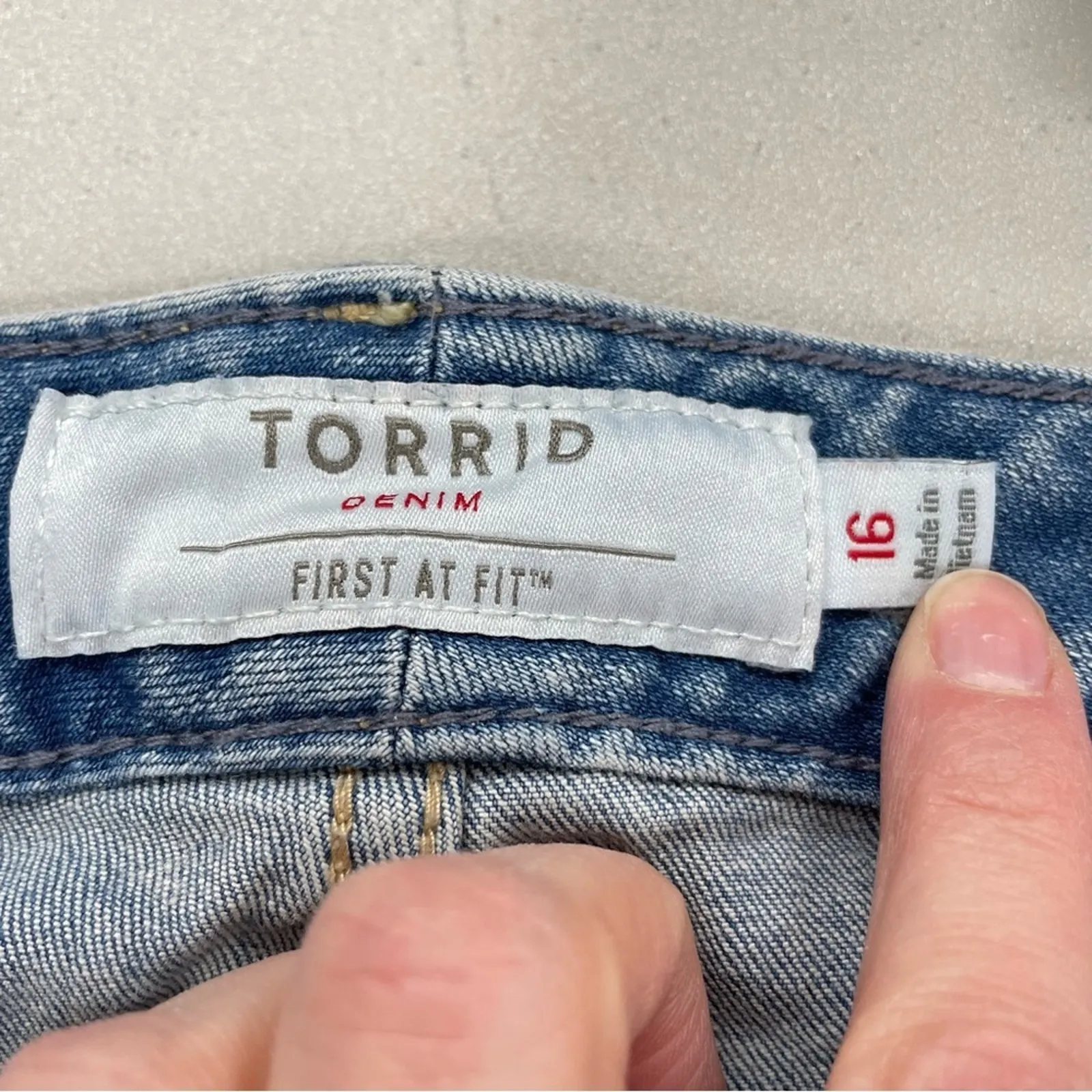 Torrid Light Wash High Rise Cropped Skinny Jeans Womens 16 Blue Denim Zip Fly - Image 6