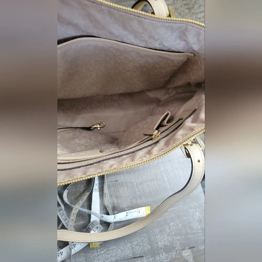 Michael Kors Jet Set Large Beige Top Zipper Tote Bag Tan - Image 10