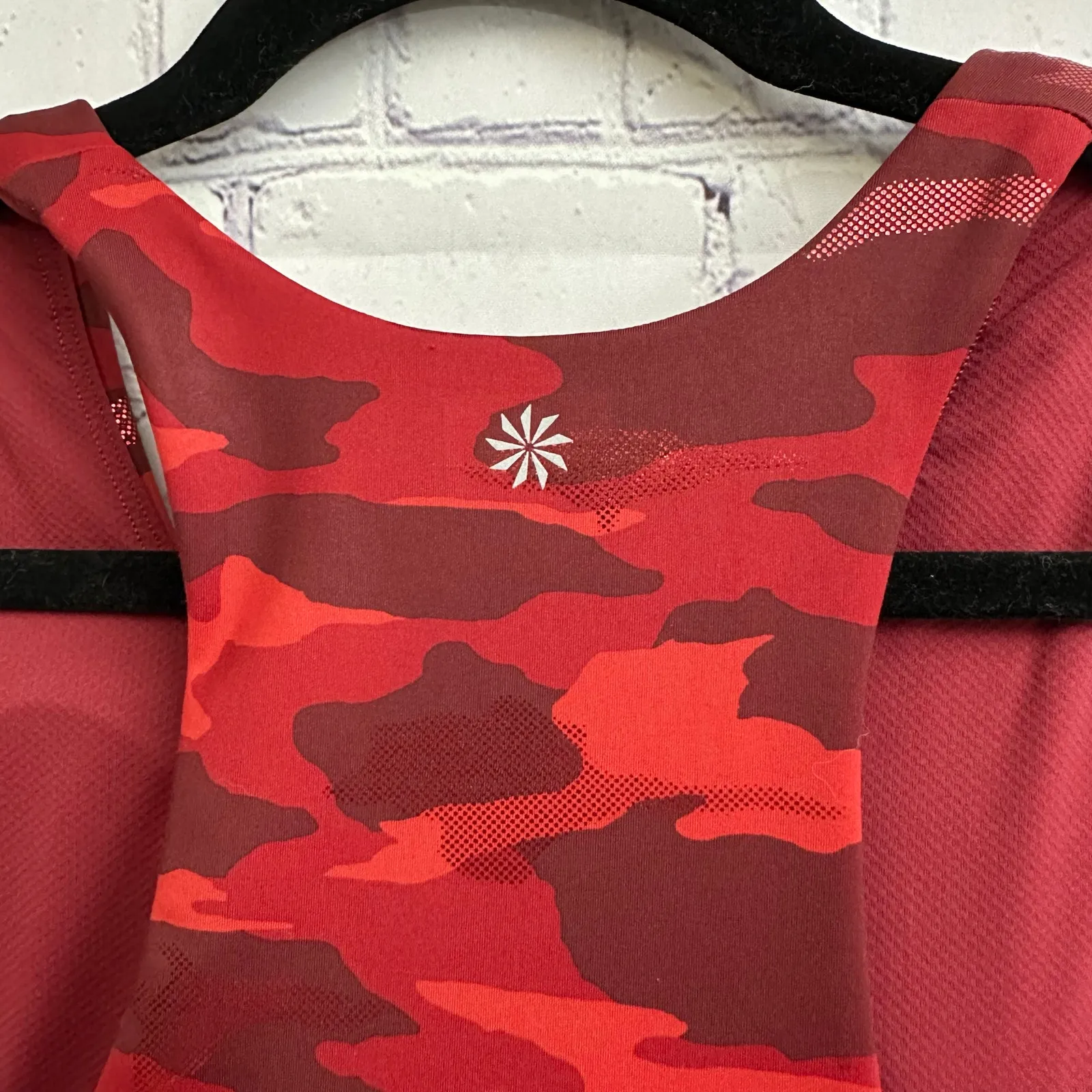 Athleta Ultimate Cropped Tank Top Red Metallic Camo Small Built in Bra Athletic - Image 4