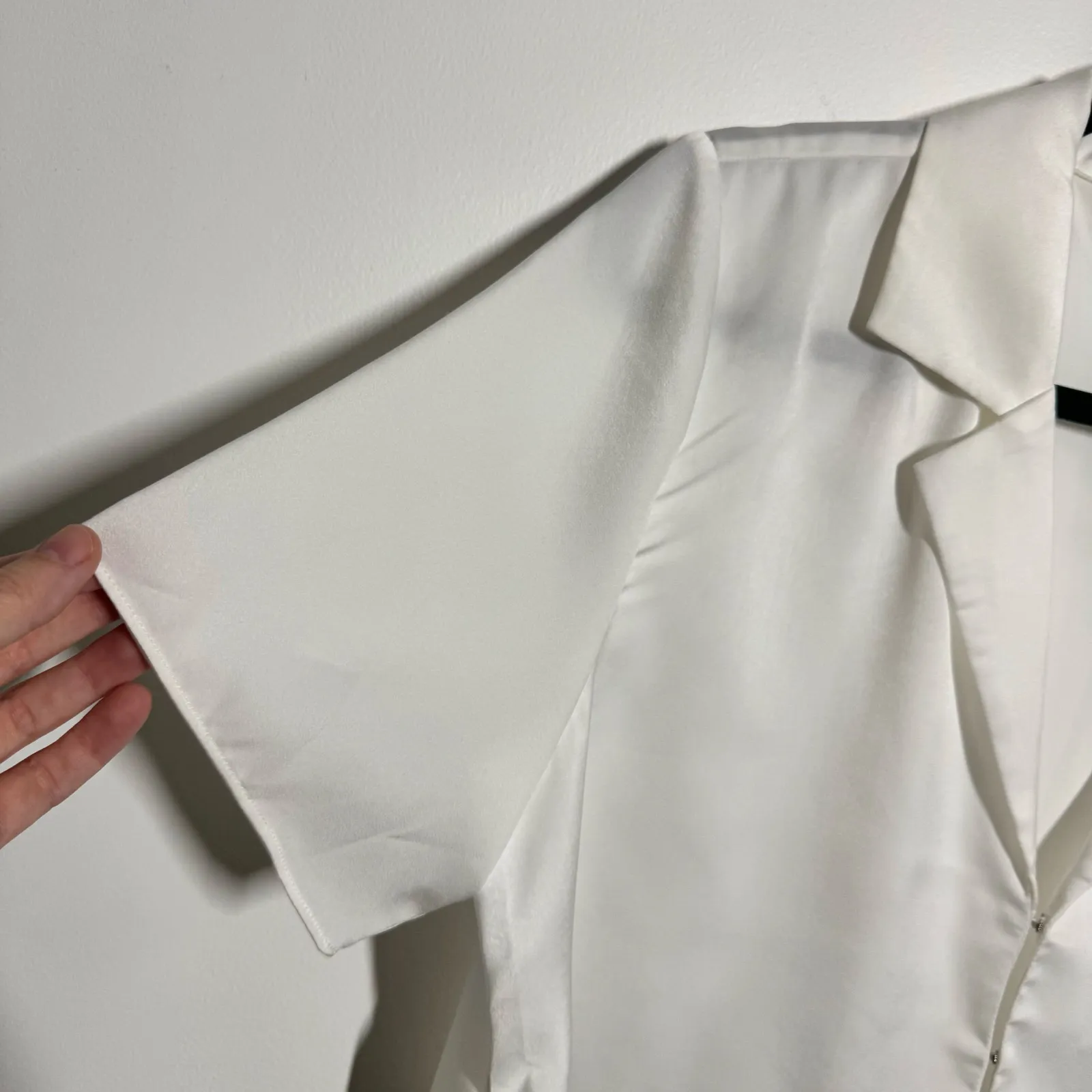 Vestique Minimal Cropped Blouse Top Women M White Hook & Eye Clean Girl NWT - Image 4