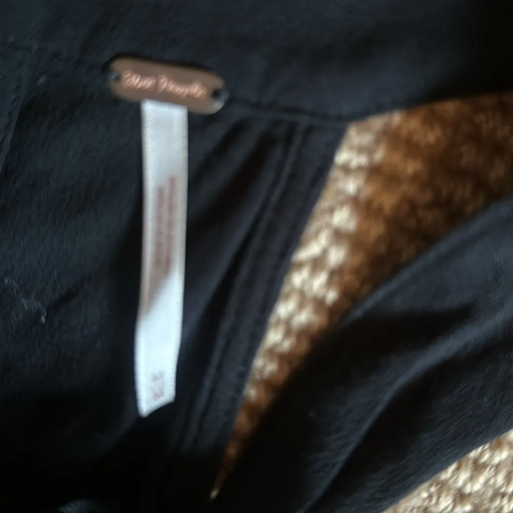 medium m black flowy tank top keyhole front buckle at neck hot NWOT - Image 2