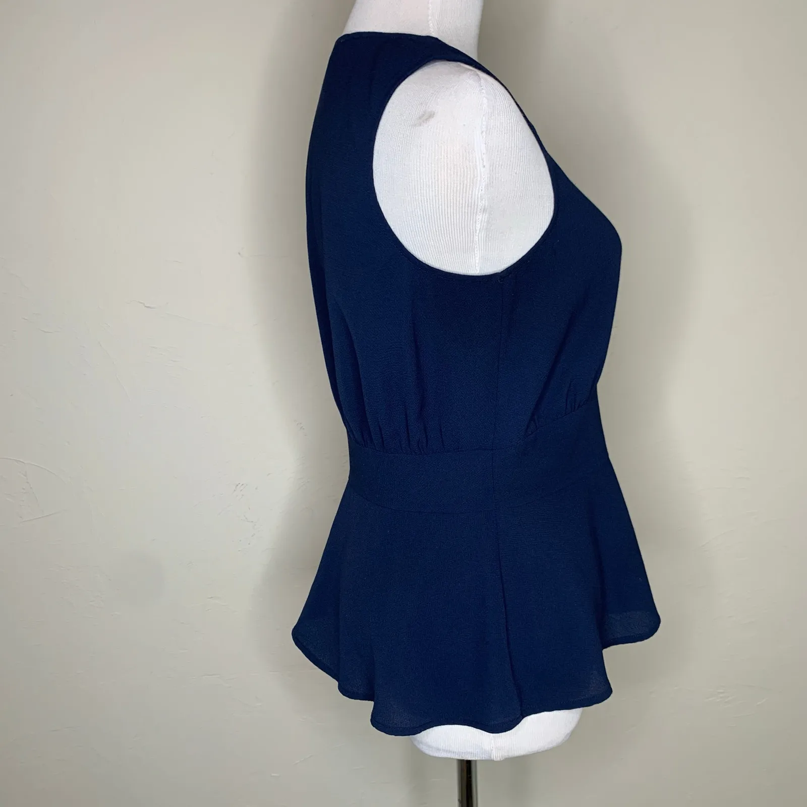 Chelsea 28 Navy Blue Sleeveless Blouse Peplum Sz Small - Image 4