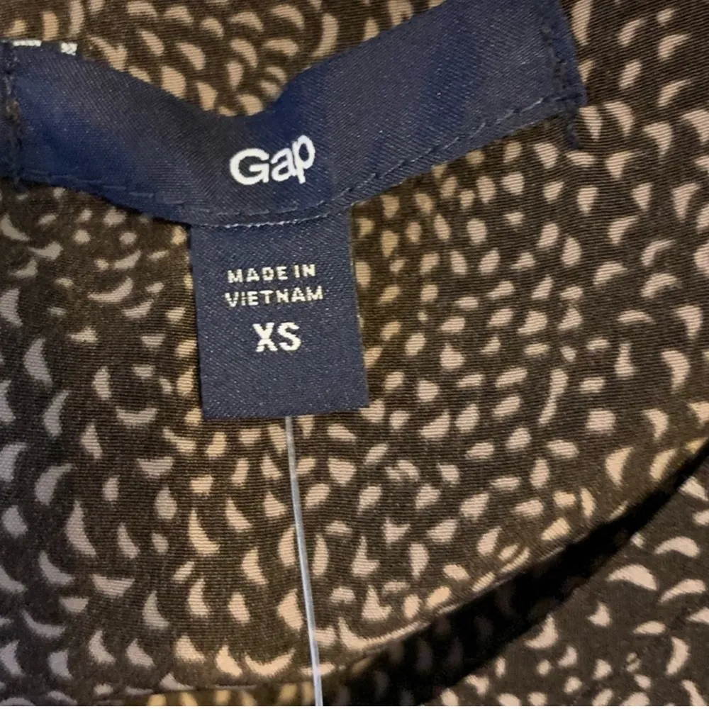 GAP Sleeveless Top NWT New Keyhole Blouse XS Ruffle Keyhole Button Back - Image 4