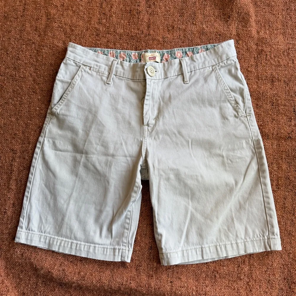Levi’s 10 khaki shorts - Image 2