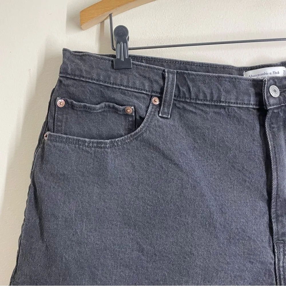 Abercrombie Curve Love High Rise Mom Short size 35 black frayed raw hem - Image 5