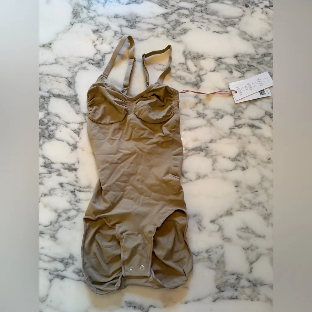 NWT Quince Sweetheart Neck Sculpting Clay Nude Bodysuit Sz M - sold out online - Image 4