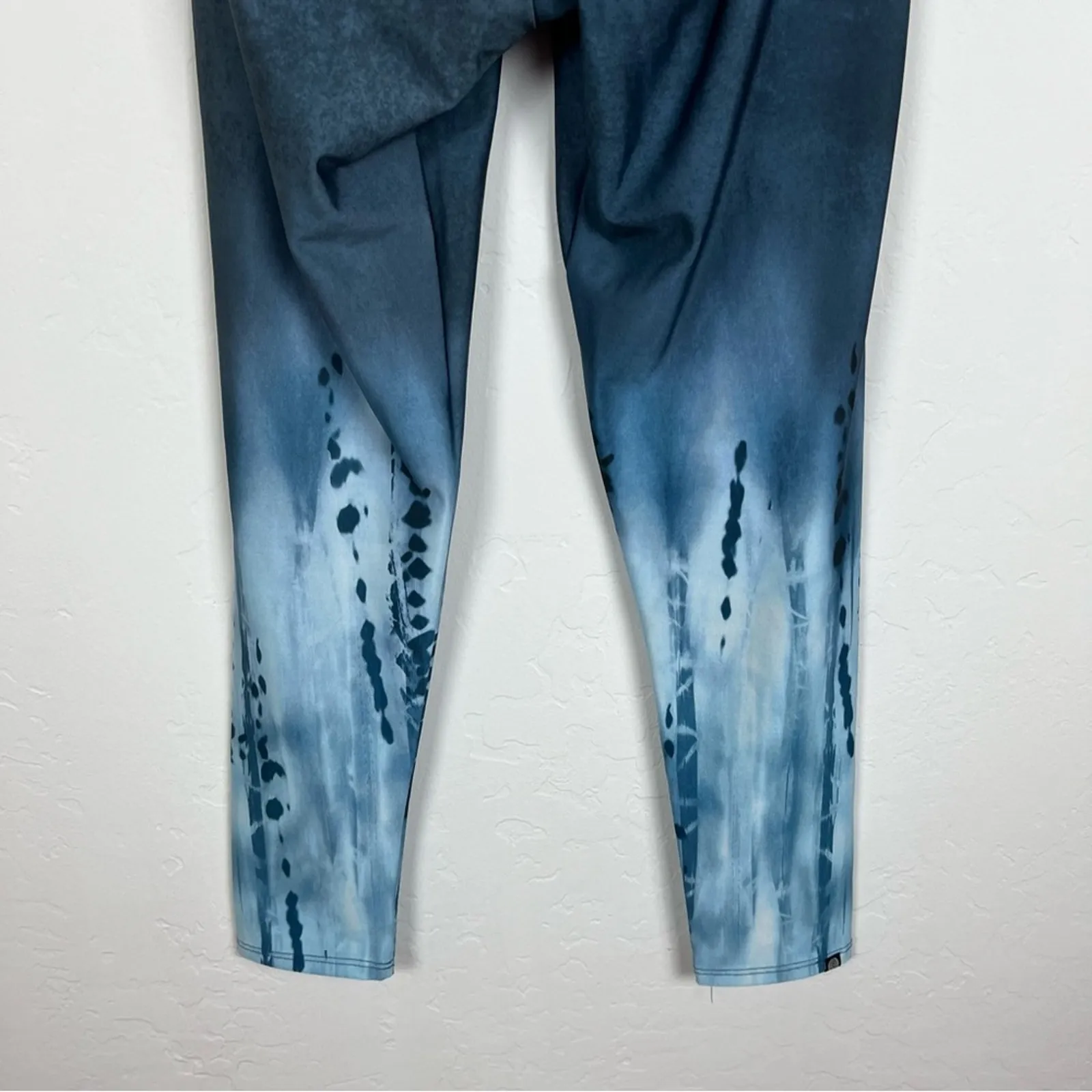 Onzie Tie Dye Midi Pebble Tie Dye Leggings - Image 6