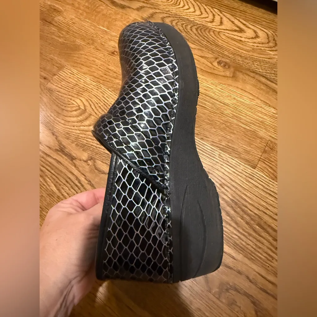 Women’s Dansko Leather slip clog size 37/ 6.5 - Image 9