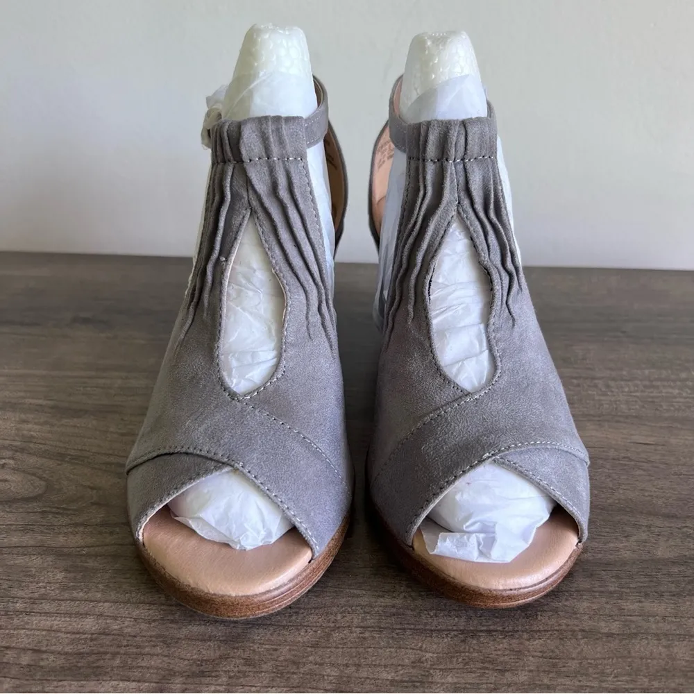 Journee Collection Kedzie Wedge Women's Sandal Size 6 #B1169 - Image 5