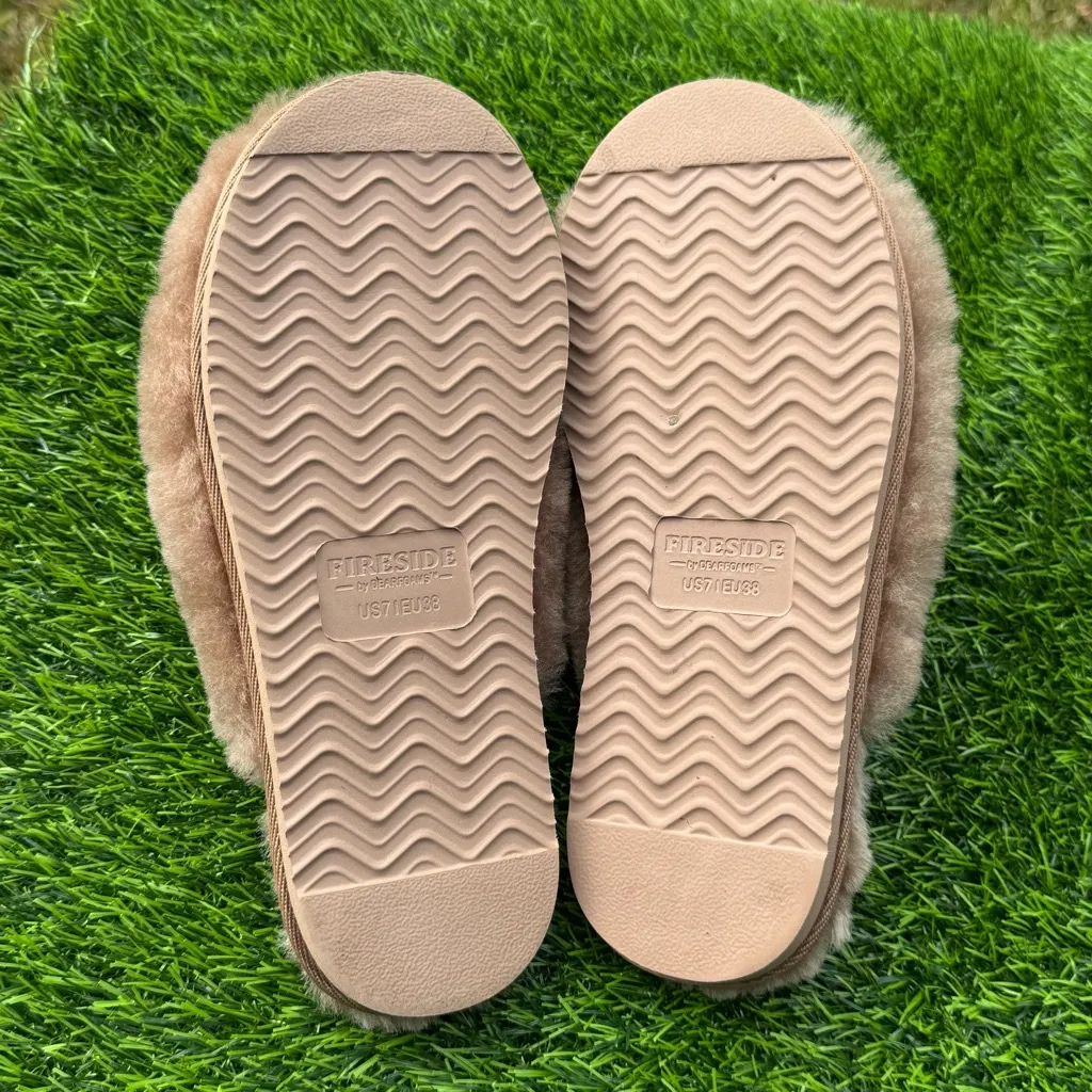 Fireside by Dearfoams Tan Fuzzy Slippers Size 7 - Image 6
