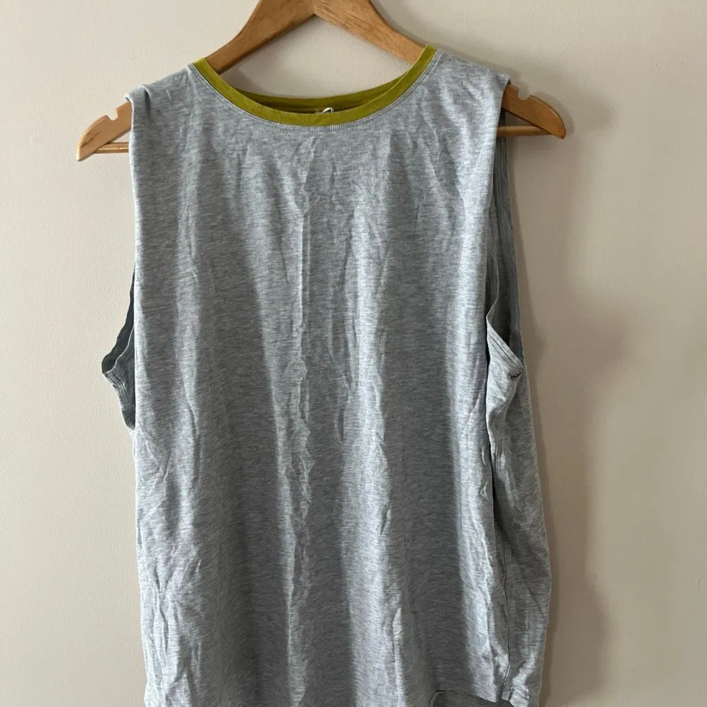 Lululemon Brunswick Grey Muscle Tank Top with green  neckline Size 10 large - Image 5