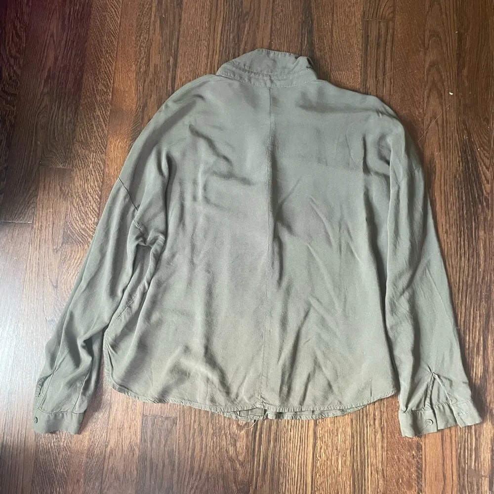 Forever 21 olive green button down shirt - Image 3