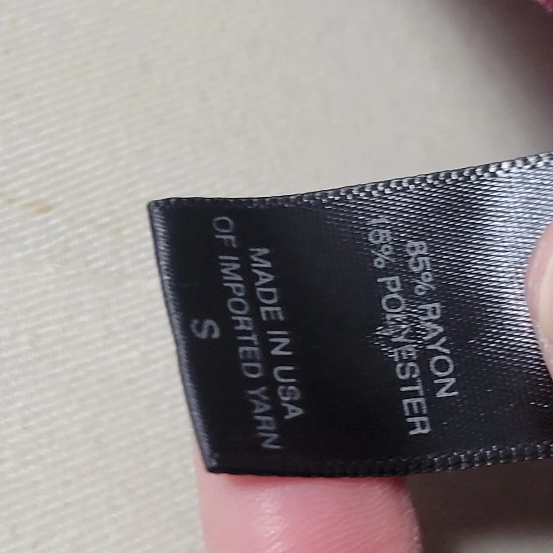 Daytrip  cranberry waffle knit cold shoulder sweater size small - Image 9