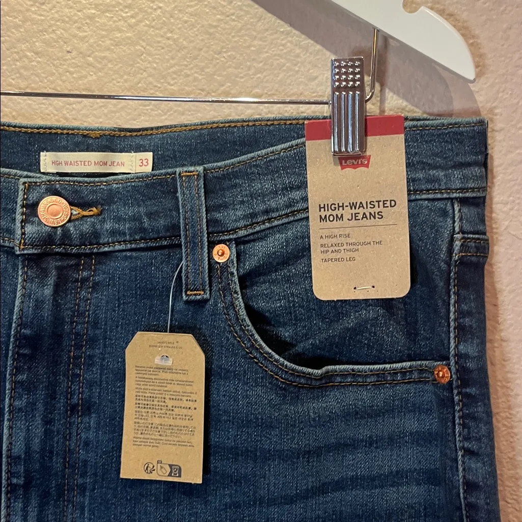 New Levi’s Women’s High Waist Medium Wash Mom Jeans Size 33 NWT - Image 3