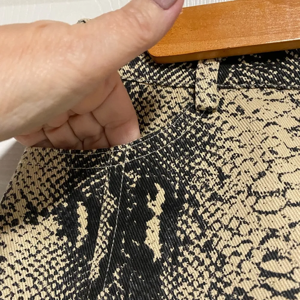 NWT Snake Skin Print Skirt Size Medium - Image 2