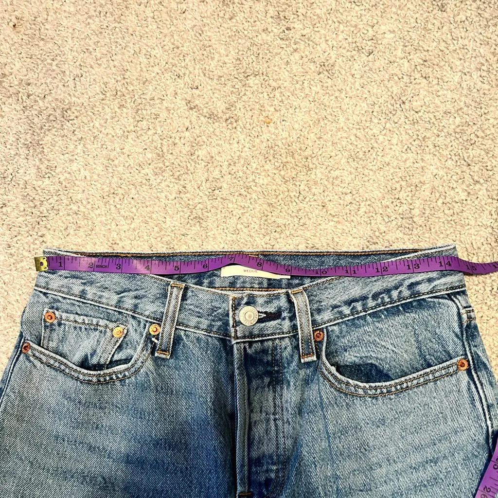 Levi’s wedgie size 27‎ skinny frayed hem button up fly medium wash - Image 2