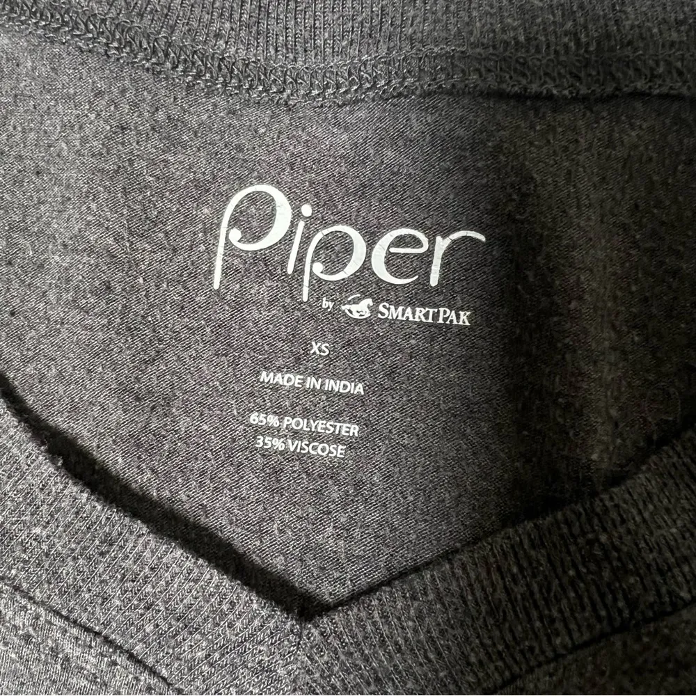 Piper by SmartPak Gray V-Neck Short Sleeve T-Shirt - Image 7