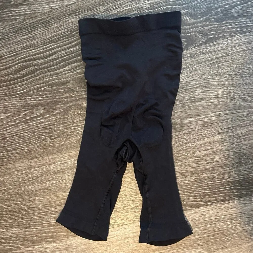 SKIMS Mid Thigh Shaping Short In Onyx Size XS - Image 4