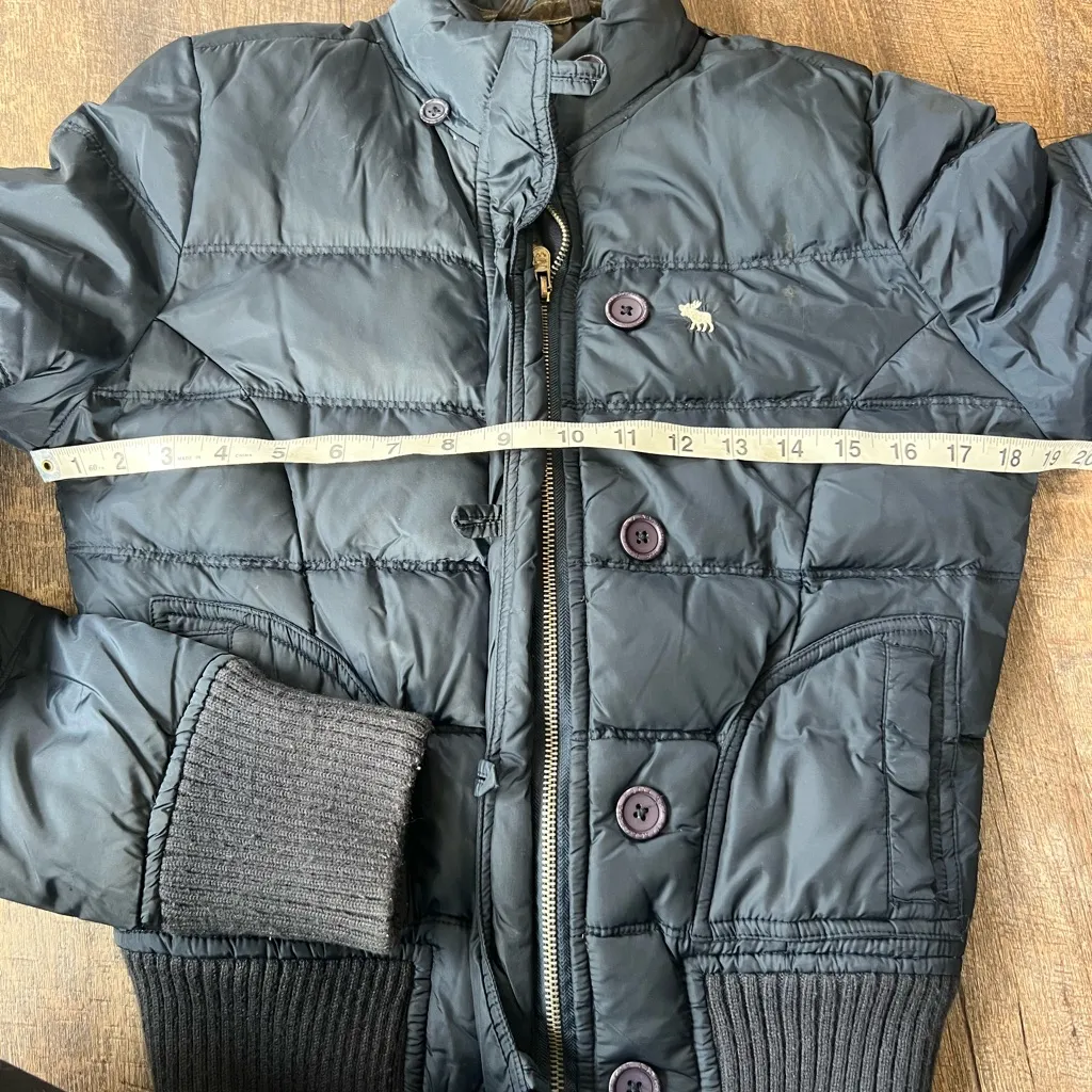 Vtg Y2K 2000 Abercrombie & Fitch Navy cropped puffer Jacket Faux fur hood logo M - Image 15