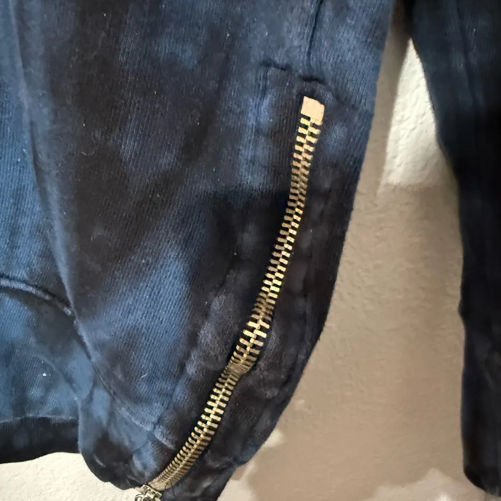 Sundry Evereve Women’s Blue Black Tie Dye Side Zip Crew Neck Pullover Sweatshirt - Image 5