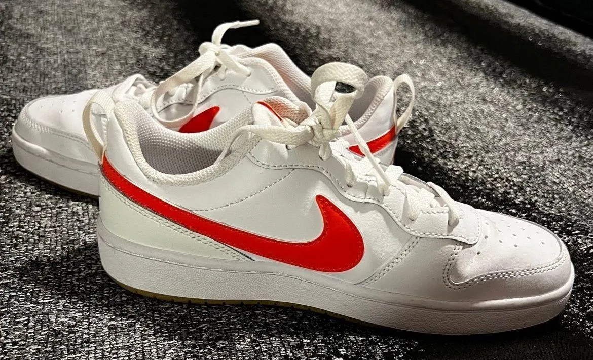 women sz8  lowtop tennis - Image 2